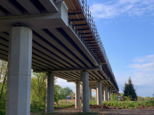 Po mostě na obchvatu Hořic začnou řidiči jezdit na konci října. Most je skoro dokončen
