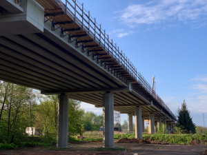 Po mostě na obchvatu Hořic začnou řidiči jezdit na konci října. Rekonstrukce je u konce