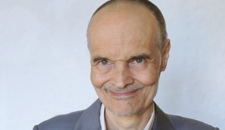 Usmívejte se na lidi, ale třeba i na věci, přírodu nebo svoji snídani, říká psychiatr Karel Nešpor.