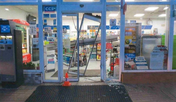 Zdemolovaný vchod do prodejny ve Vamberku