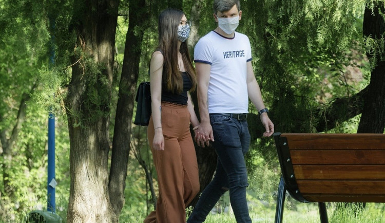 Nárůst nových případů koronaviru tento týden zpomalil