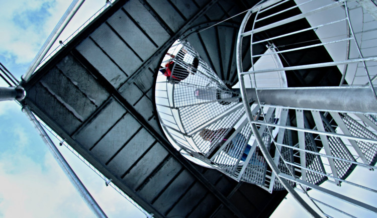 Včera se na vrcholu Jestřebích hor otevřela nová rozhledna Žaltman