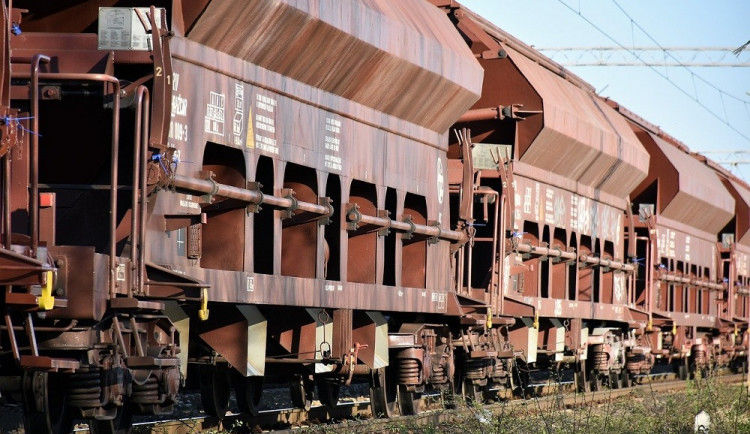 Muž nepřežil ranní střet s nákladním vlakem v hradeckém Březhradu