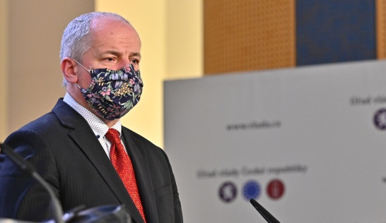 Roman Prymula chce omezit aktivity uvnitř na 10 lidí, venku na 20. Fotbalová i hokejová liga budou bez fanoušků