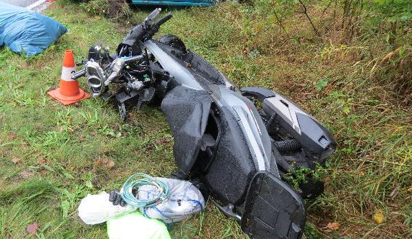 Skútr i osobní auto po nehodě u Třebechovic