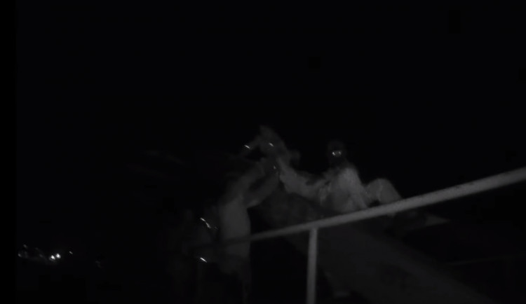 Policie přesvědčila muže, aby neskákal. Seděl na traverze železničního mostu v Hradci Králové