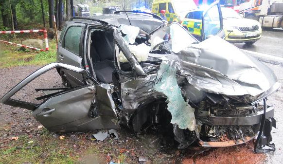 Srážka osobáku s náklaďákem uzavřela silnici I/37. Těžce zraněná řidička skončila v nemocnici