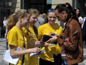 Dobrovolníci nabízí kytičky pro Ligu proti rakovině. Výtěžek jde na podporu pacientů, vzdělání i výzkum