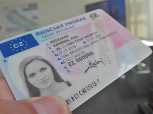 Přes sedm tisíc lidí na Hradecku si musí do konce roku stihnout vyměnit řidičský průkaz