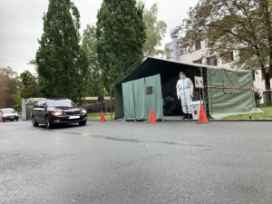 FOTO: DRIVE-IN hlasování v kraji moc lidí nevyužilo. Fronty se netvořily, vše proběhlo bez komplikací