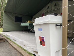 FOTO: DRIVE-IN hlasování v kraji moc lidí nevyužilo. Fronty se netvořily, vše proběhlo bez komplikací