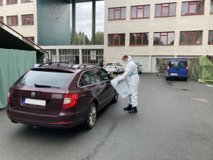 FOTO: DRIVE-IN hlasování v kraji moc lidí nevyužilo. Fronty se netvořily, vše proběhlo bez komplikací