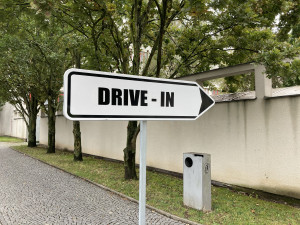 FOTO: DRIVE-IN hlasování v kraji moc lidí nevyužilo. Fronty se netvořily, vše proběhlo bez komplikací