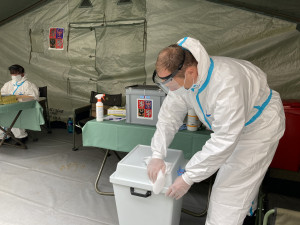 FOTO: DRIVE-IN hlasování v kraji moc lidí nevyužilo. Fronty se netvořily, vše proběhlo bez komplikací