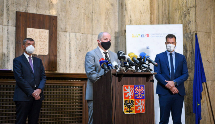 Prymula chce registrovat lidi v hospodách. Slibuje si lepší přehled