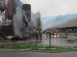 Požár skladovací haly v Suchém Dole na Náchodsku