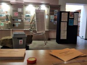 VOLBY 2020: V Náchodě lidé volí  v muzeu mezi vystavenými exponáty