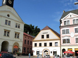 VOLBY 2020: V Náchodě lidé volí  v muzeu mezi vystavenými exponáty