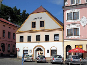 VOLBY 2020: V Náchodě lidé volí  v muzeu mezi vystavenými exponáty