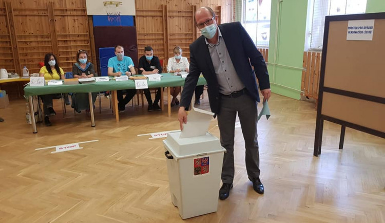 Hejtman Královéhradeckého kraje Jiří Štěpán při vhazování hlasovacího lístku do urny