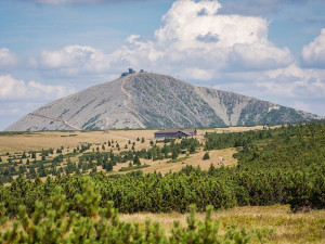 Silný vítr zastavil horní úsek kabinové lanovky na Sněžku