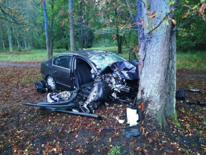 Vrtulník záchranářů zasahoval u nehody osobního auta na Jičínsku, při které byli zraněni tři lidé. Šofér řídil i přes zákaz řízení