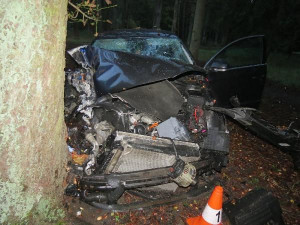 Vrtulník záchranářů zasahoval u nehody osobního auta na Jičínsku, při které byli zraněni tři lidé. Šofér řídil i přes zákaz řízení