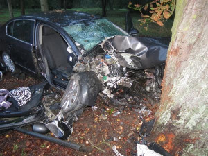 Vrtulník záchranářů zasahoval u nehody osobního auta na Jičínsku, při které byli zraněni tři lidé. Šofér řídil i přes zákaz řízení