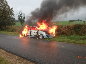 Hasiči v Královéhradeckém kraji zasahují čím dál více u požárů aut. Od uplynulého víkendu jich bylo osm