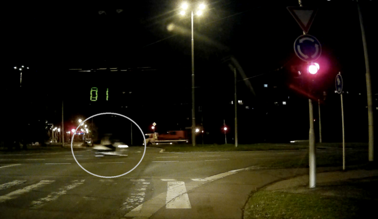 Řidičák nemám. Bojím se, že by mi ho nedali, řekl hlídce řidič motorky