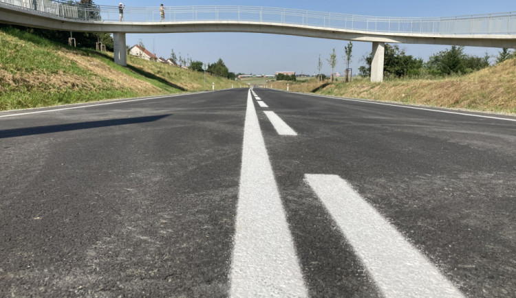 Obchvat Opočna je opět otevřen. Kraj získal chybějící povolení k provozu