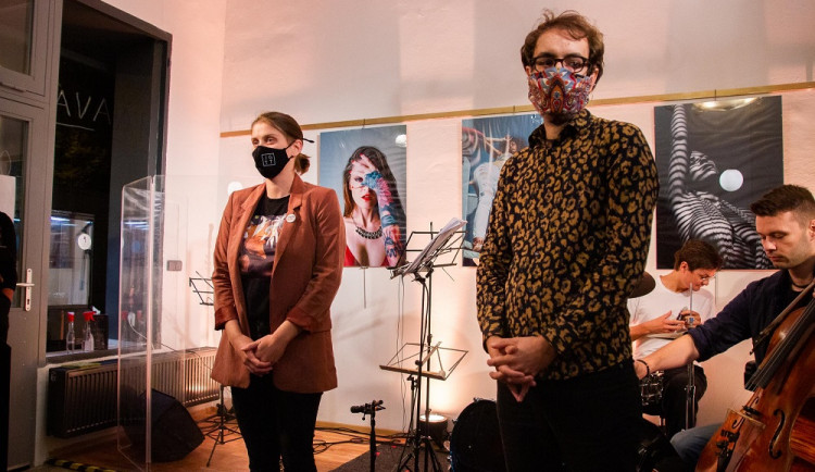 Zahájení festivalu Jazz Goes to Town ředitelkou Barborou Hodonickou a dramaturgem Michalem Wróblewskim