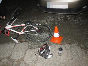Střet osobního auta s neosvětleným cyklistou v Opočně si vyžádal zranění. Policisté apelují na nošení reflexních prvků