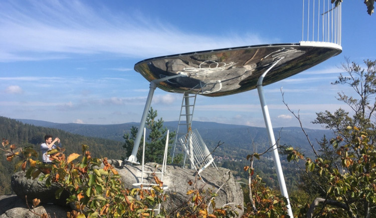 V Jizerkách stojí nová rozhledna. Nad Tanvaldem se tyčí zrcadlo ve tvaru bobu