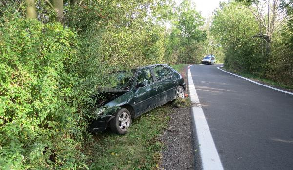 Pod vlivem neudržel auto na silnici. Sjel z ní a narazil do stromu