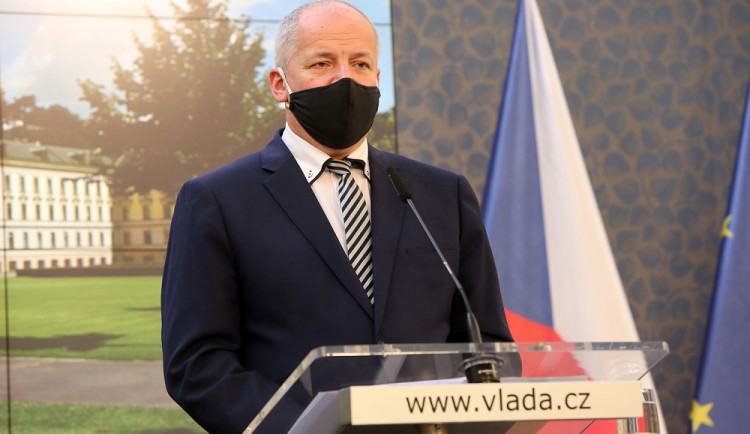 Dneškem se zpřísňují opatření, od středy mají být ještě tvrdší. Výrazně se omezí sociální kontakty a shromažďování lidí