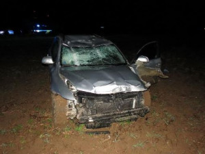 Dvě tragické nehody za sobotu. Za Červeným Kostelcem srazil vlak člověka, ve Stěžerech zahynul řidič