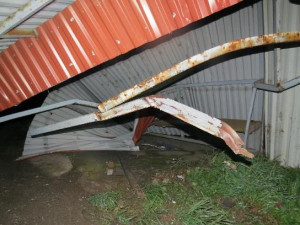 Dvě tragické nehody za sobotu. Za Červeným Kostelcem srazil vlak člověka, ve Stěžerech zahynul řidič