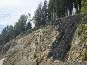 Královéhradecký kraj se chystá zabezpečit skalnaté svahy nad silnicemi v horách