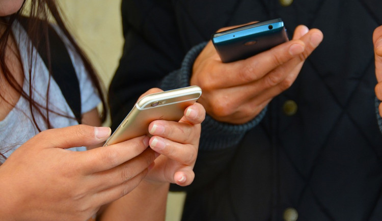 Pár nabízel pomoc se splácením dluhů. Své klienty po telefonu okrádal o několik desítek tisíc korun