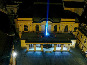 FOTO: V Královéhradeckém kraji se večer rozsvítila muzea, divadla i galerie