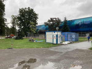 FOTO: Začala rekonstrukce prostranství před zimním stadionem v Hradci Králové