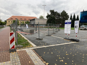 FOTO: Začala rekonstrukce prostranství před zimním stadionem v Hradci Králové