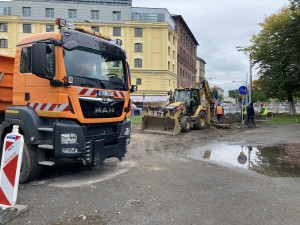 FOTO: Začala rekonstrukce prostranství před zimním stadionem v Hradci Králové