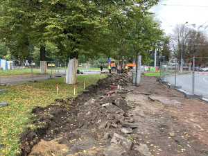 FOTO: Začala rekonstrukce prostranství před zimním stadionem v Hradci Králové