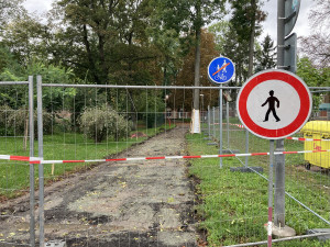 FOTO: Začala rekonstrukce prostranství před zimním stadionem v Hradci Králové