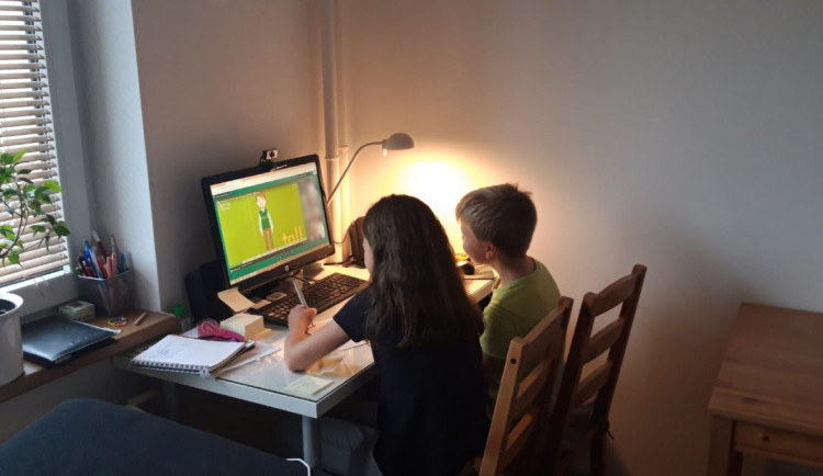 Vláda mě stresuje víc než nemoc samotná, tvrdí táta dvou dětí. Studenti se učí distančně, restaurace bojují o přežit