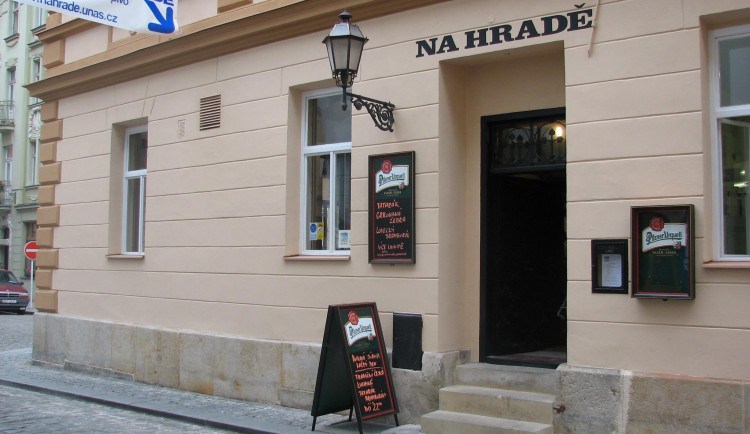 Některé restaurace v centru budou muset propouštět. Tomu se nevyhneme, říká majitel hospody Na Hradě