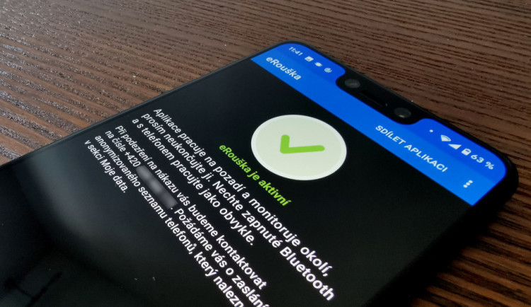 Operátoři žádají klienty o stažení eRoušky. Všem majitelům chytrých telefonů posílají výzvu