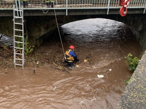 Technická pomoc při čištění řeky v Broumově Olivětíně